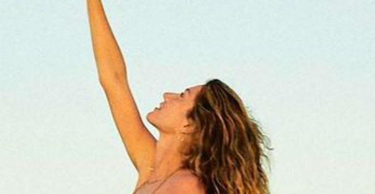 Belíssima, Gisele Bündchen ostenta curvas monumentais ao surgir com biquíni micro: “Deusa das Deusas”