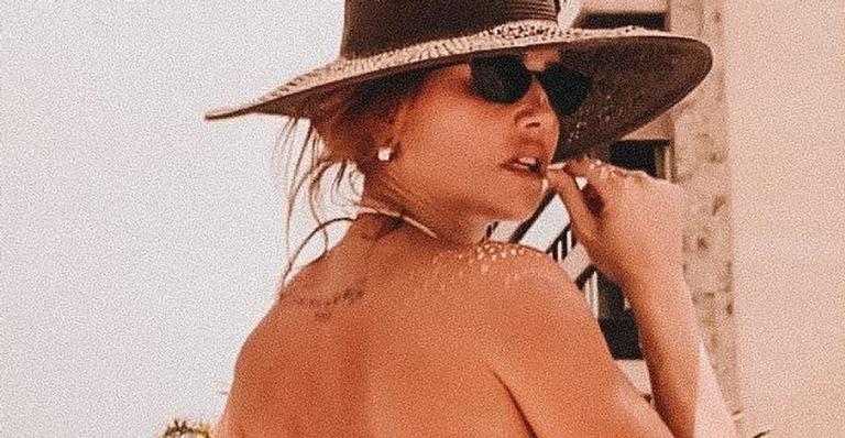 Deborah Secco dá close no bumbum gigante em dia de praia e deixa web babando: ”Perfeita”