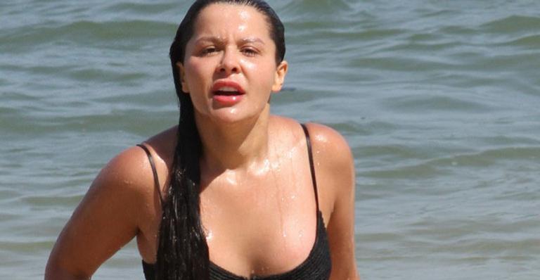 Maraísa é flagrada com biquíni mínimo durante banho de mar e corpaço impressiona fãs: “Uma escultura”