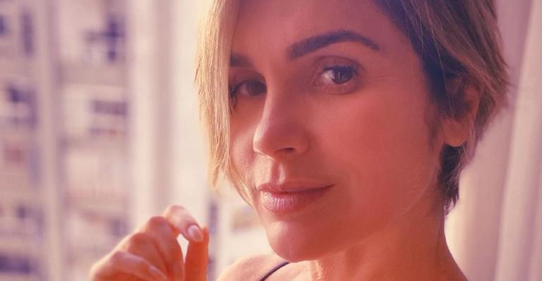 Aos 46 anos, Flávia Alessandra abusa do decote ao posar com blusa rendada