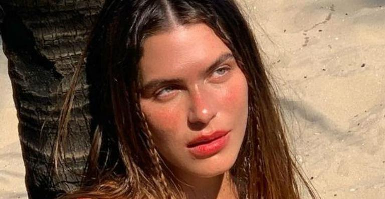 Mariana Goldfarb dá puxadinha na calcinha do biquíni em clique ousado: “Não sei quem tem mais sorte”