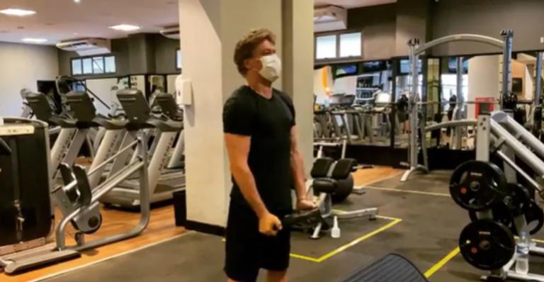 Aos 49 anos, Fábio Assunção pega pesado no treino e fala sobre autocuidado