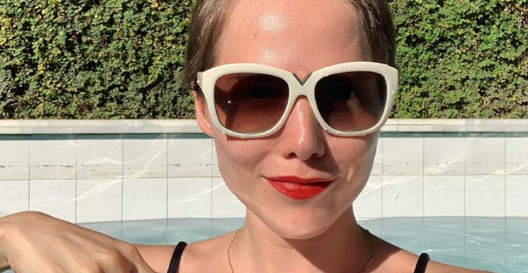 Letícia Colin resgata clique da infância e semelhança com herdeiro impressiona