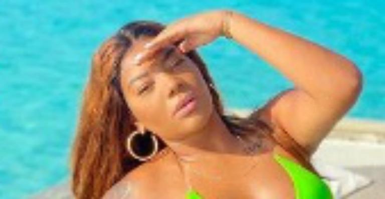 Ludmilla leva fãs à loucura ao exibir corpão com um biquíni neon cavadíssimo: “Suas costas não está doendo?”
