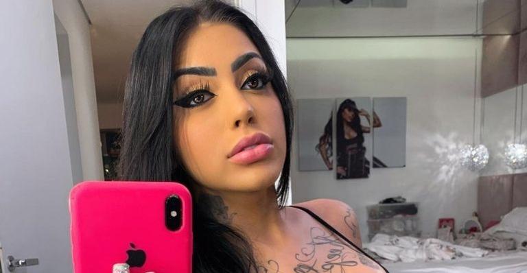 Ex-Fazenda MC Mirella empina bumbum e deixa calcinha desaparecer no corpo: “Perfeição”