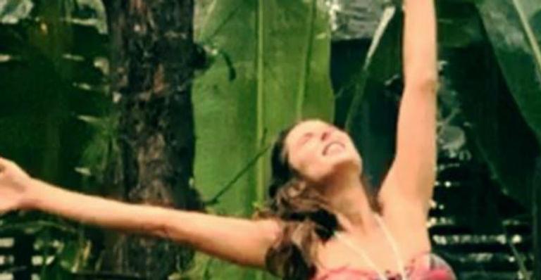 Rafa Brites toma banho de chuva em clique raro de biquíni: “Mulherão, além de um rosto perfeito”