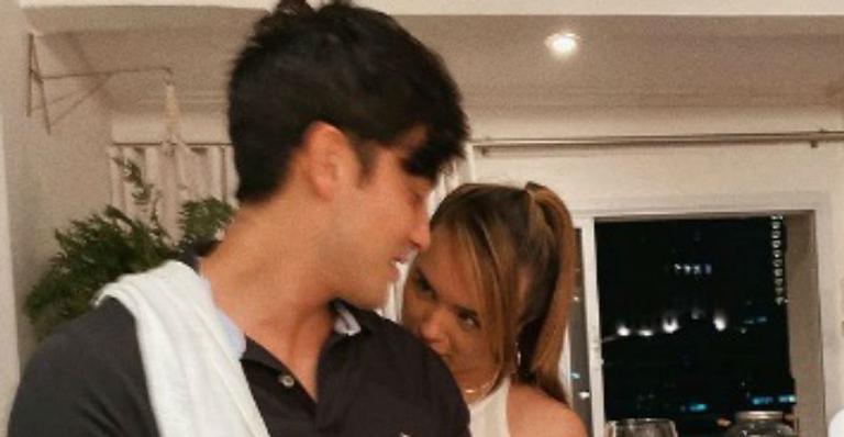Rafa Kalimann prepara jantar romântico junto do namorado na cozinha de casa: “Morri de amor”