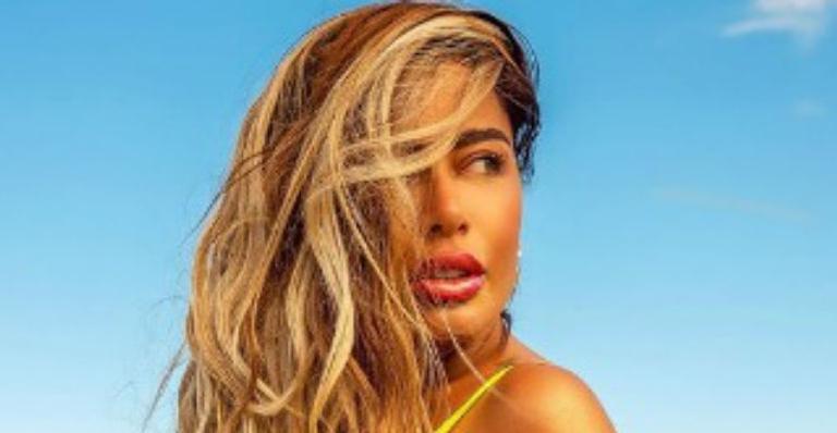 Rafaella Santos abusa da sensualidade e exibe corpo sarado com biquíni micro: “Se tiver defeito, é nas tripas”