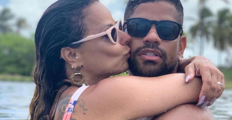 Só amor! Viviane Araújo ganha surpresa romântica de Guilherme Militão por aniversário de namoro