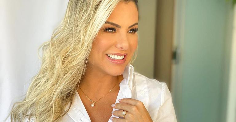 Só de biquíni, esposa de Leonardo ostenta cintura mínima e pernões torneados: “Isso é que é mulher”