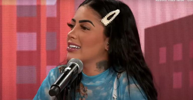 A Fazenda: Mirella acusa Record TV de censurar momentos em que beijou Stéfani Bays