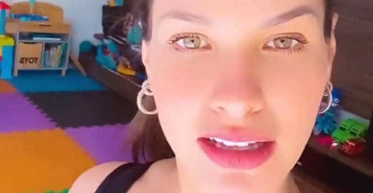 De top e legging, Andressa Suita surge mais magra durante treino em sua mansão: “É o que tem”