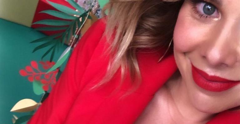 Fernanda Souza ousa no look, aposta em decote generoso e surge deslumbrante: “Não envelhece”