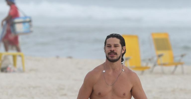 José Loreto ostenta corpo definido em dia de praia no Rio de Janeiro
