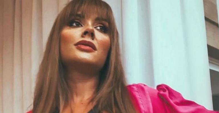 Juju Salimeni aposta em maiô cavadíssimo e dá destaque para abdômen sarado: “Escandalosamente linda”