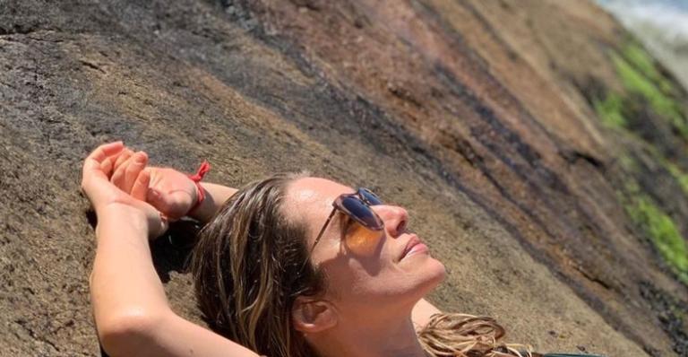 Em dia de praia, Leticia Spiller ostenta barriga seca ao renovar bronzeado
