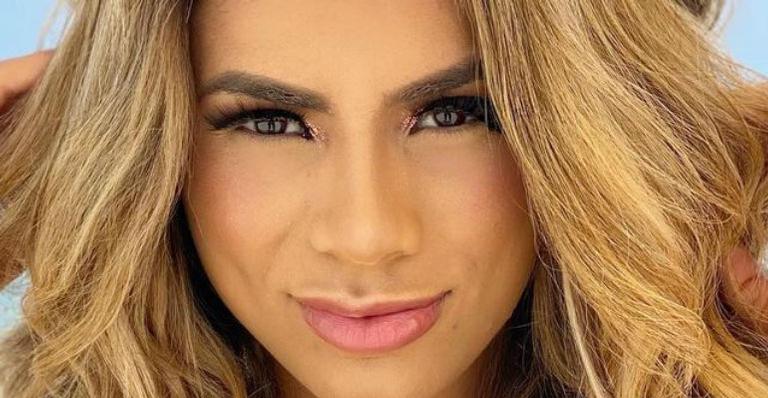 Radicalizou! Lexa passa a tesoura nos cabelos longos e surge com os fios curtíssimos: “Sem palavras, Deusa”