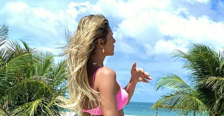 Lívia Andrade posa de costas com biquíni fio-dental e bumbum poderoso fica em evidência: “Lisinho”