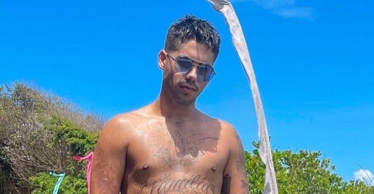 Sem camisa, Zé Felipe exibe abdômen trincado e leva web à loucura: “Papai gatão”