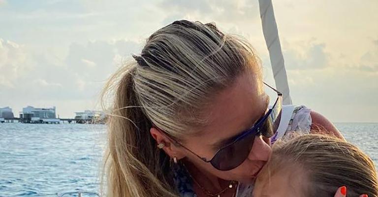 Adriane Galisteu surge de chamego com o filho ao pôr do sol e encanta a web: “Amor que não se mede”