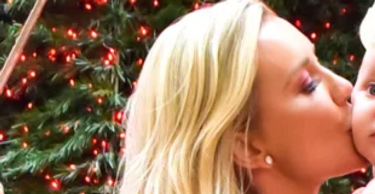 Com looks combinando, Ana Paula Siebert leva herdeira para conhecer decoração de Natal