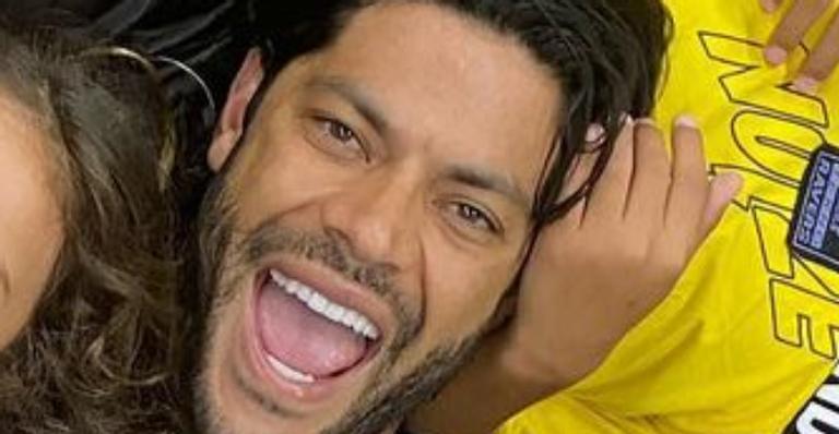Em raro clique, Hulk Paraíba lamenta distância dos filhos e semelhança impressiona: ”Sua cópia”