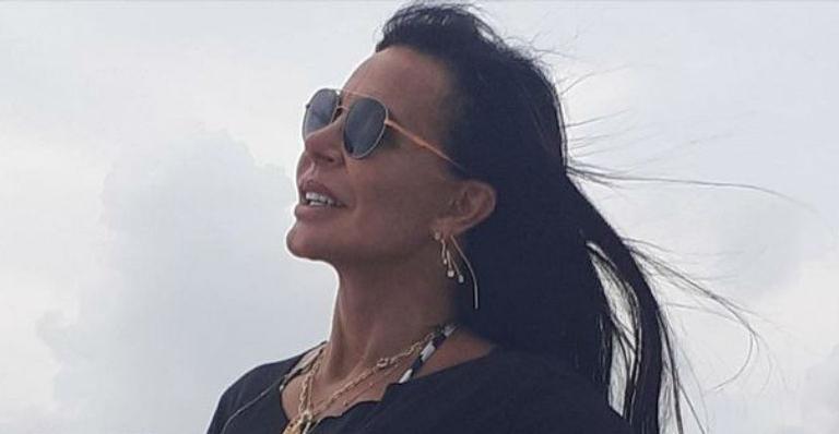 Gretchen elege look curtíssimo e ostenta abdômen chapado e pernas torneadas aos 61 anos: “Deixa as novinhas no chinelo”