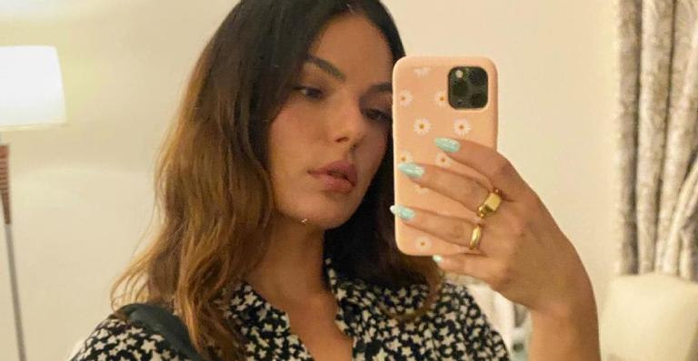 Isis Valverde abusa de saia mínima, deixa pernões torneados de fora e coleciona elogios: ”Que linda!”