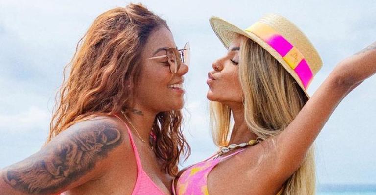 Ludmilla deixa mão boba e troca carícias em clique picante com a noiva, Brunna Gonçalves: ”Gatas!”