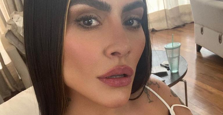 Ousada, Cleo abusa de blusa decotadíssima e deixa escapar tatuagem no seio: ”Definição de perfeita”