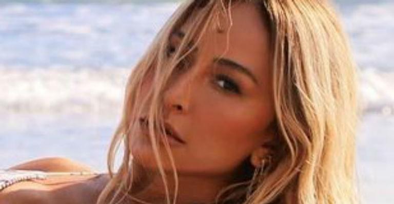 Sabrina Sato ostenta corpão à beira mar ao usar micro biquíni estampado: “Estou diante da oitava”