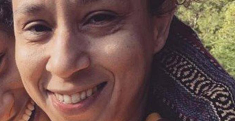Thalita Carauta posa agarradinha com a namorada que se declara: “Já dengou sua preta hoje?”