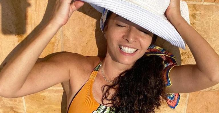 Aos 57 anos, Claudia Ohana dá surra de beleza em clique de biquíni e corpão real impressiona: ”Maravilhosa!”