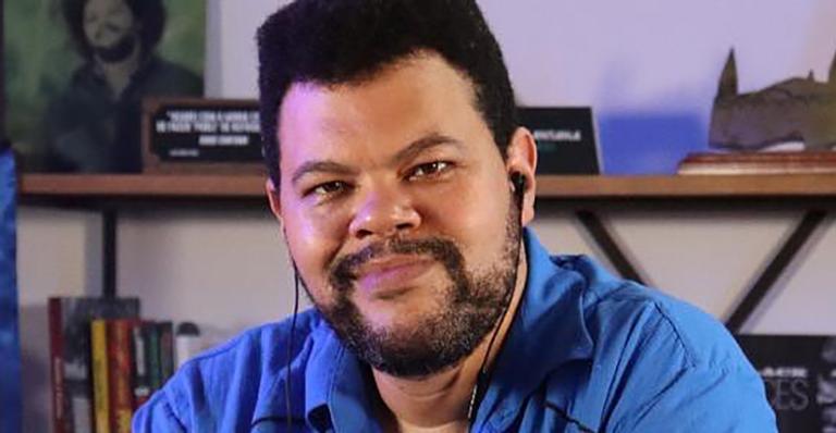 Babu Santana surge vestido de papai Noel e internautas pedem presentes: “Vacina contra o corona”