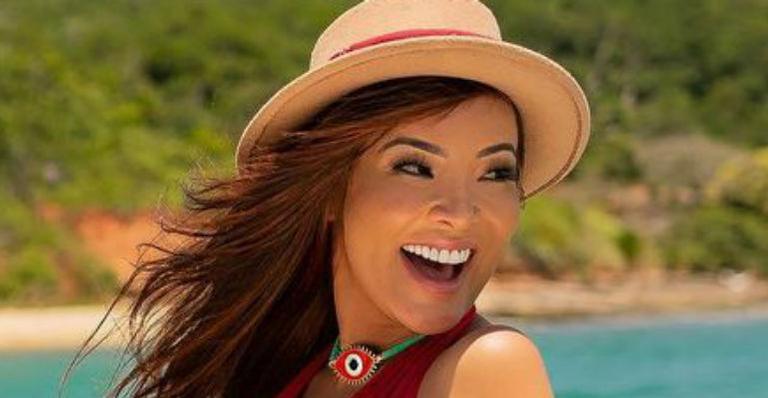 Carol Nakamura ostenta pernas e bumbum esculturais em passeio de lancha: “Não aguento”