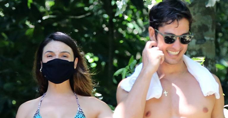 Casal sarado: Isis Valverde é flagrada fazendo trilha ao lado do marido e boa forma impressiona