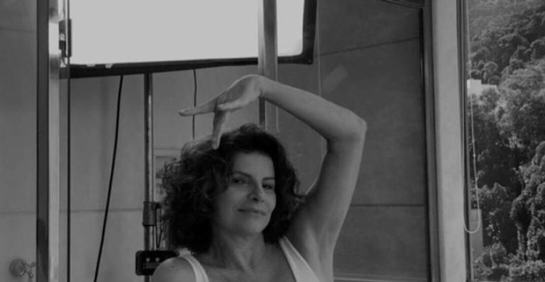 Discreta, Debora Bloch posa de maiô e recebe elogios de famosos: ”Linda”