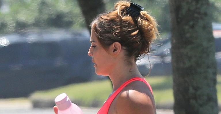 Saradíssima aos 41 anos, Deborah Secco é flagrada de shortinho e top após deixar a academia