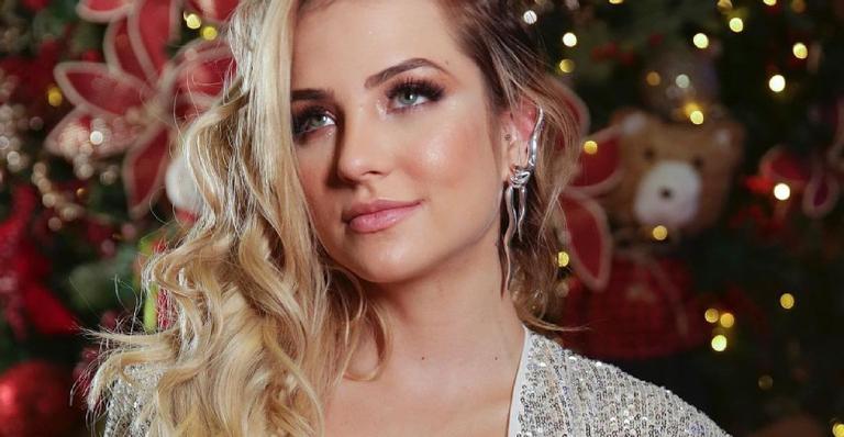 Ex-BBB Gabi Martins dispensa sutiã e abusa de decote profundo em clique ousadíssimo: ”Gostosa!”
