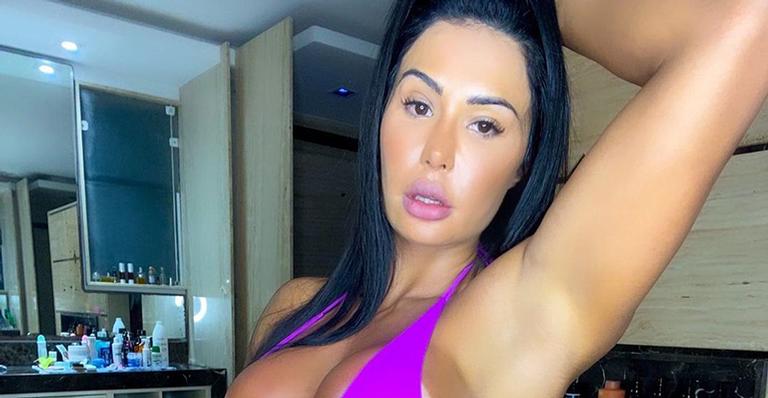 Gracyanne Barbosa elege maiô cavado e mostra quase tudo em sua mansão: “Alguém me ajuda?”