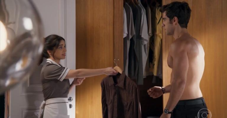 Haja Coração: Shirlei dá de cara com Felipe sem camisa e fica sem reação