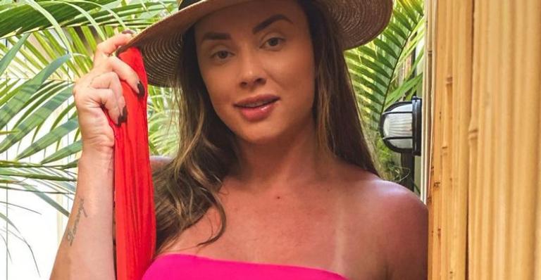 Juju Salimeni exibe shape musculoso em selfie sem filtros no espelho e assume: ”Ganhei 10kg na quarentena”