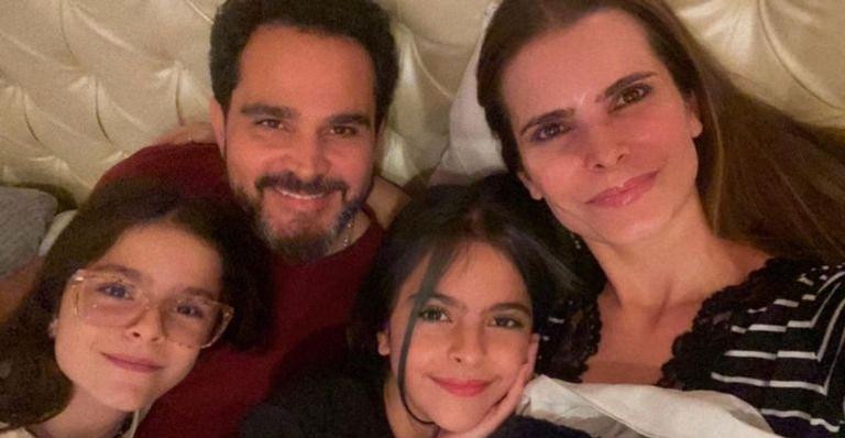Luciano Camargo se cura da Covid-19 e reencontra família pela primeira vez: “Liberado!”