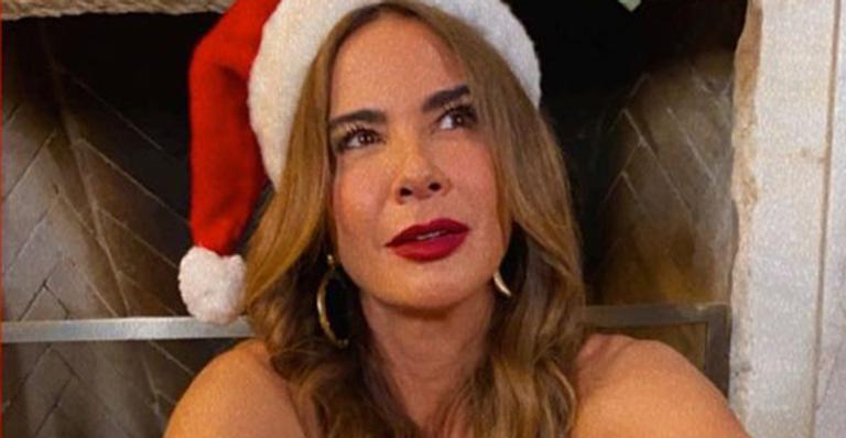 Mamãe Noel? Luciana Gimenez dispensa roupas em clique natalino e tira o fôlego de fãs