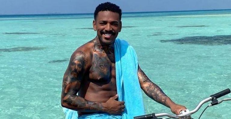 Nas Ilhas Maldivas, Nego do Borel ironiza rumores de crise financeira: “Tô duro”