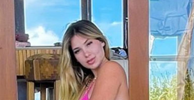 No terceiro mês, Virginia Fonseca ostenta corpão sarado em novo clique de biquíni e intriga fãs: ”Cadê a barriga?”