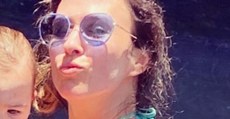 Tatá Werneck posa na piscina com Clara Maria nos braços e beleza rouba a cena: “Tá maior que você”