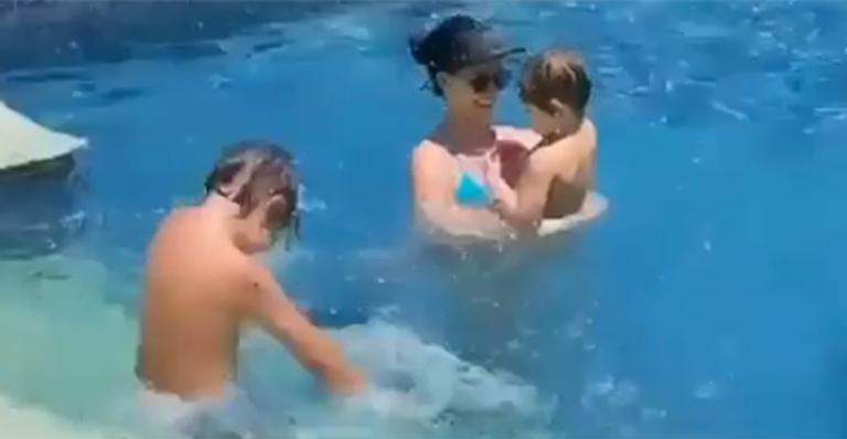 De biquíni, Andressa Suita exibe corpaço ao curtir piscina ao lado dos filhos em sua mansão: “Bom te ver feliz”
