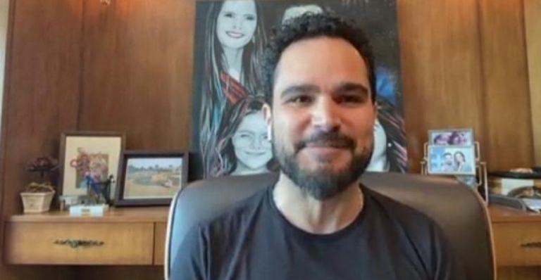 Emocionado, Luciano Camargo lamenta não ir ao velório do pai: “Não pude me despedir”