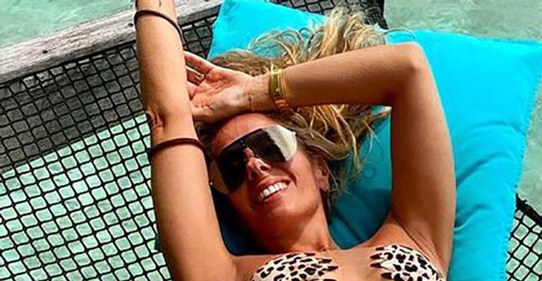 Só de biquíni, Adriane Galisteu ostenta corpo escultural durante viagem nas Ilhas Maldivas: “Maldive-se”